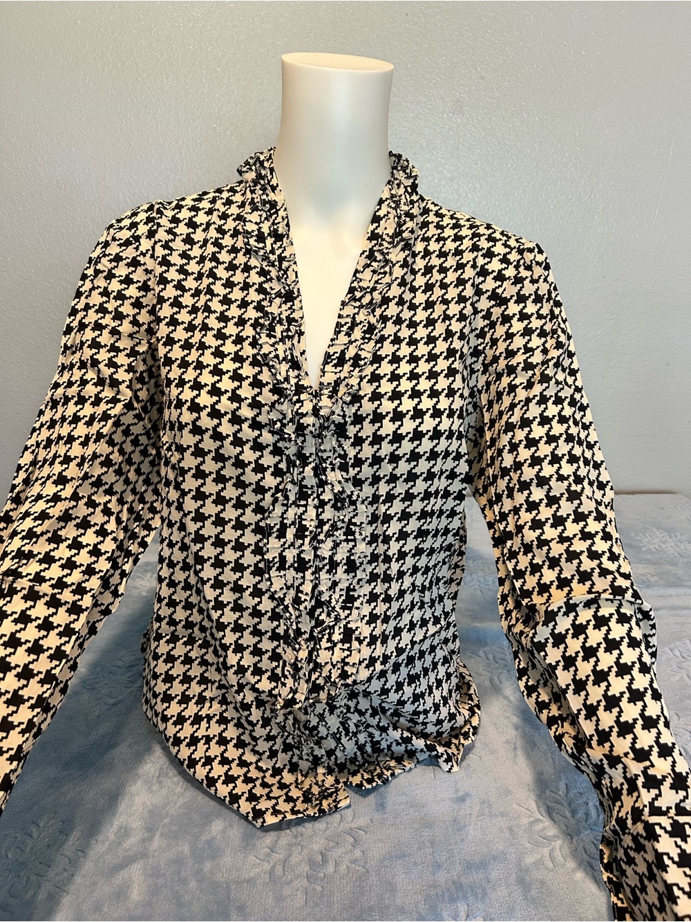 Talbots 100% Silk Houndstooth Ruffled Blouse. Black/Ivory Size 14